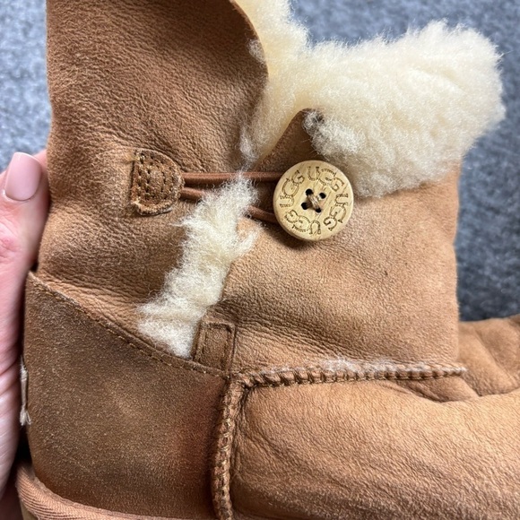UGG Women’s Tan Bailey Ankle boot w/button Sheepskin size: 5 - Picture 5 of 11